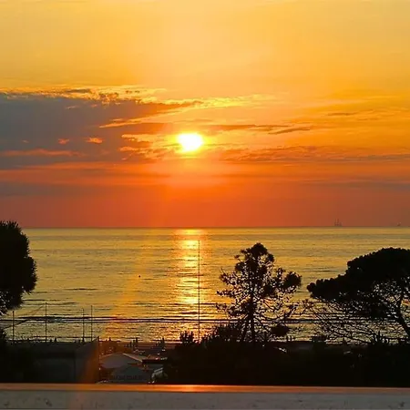 Vista Mare - Casa Con Terrazzo E Parcheggio Gratuito Apartman